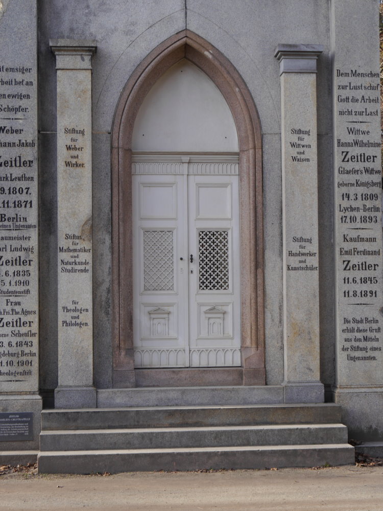 Front des Mausoleums