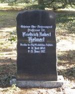 Grabstein fuer F. R. Helmert